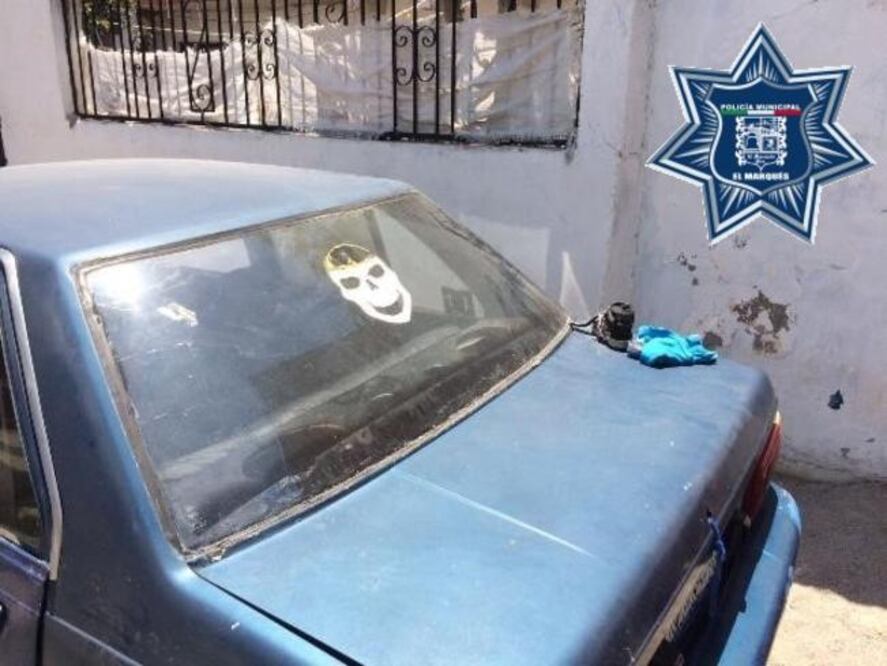 Rescatan a dos menores abandonados en un vehículo en El Marqués 