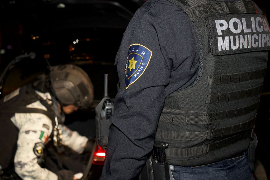 Detienen a un sujeto por portar armas prohibidas. Foto: Facebook Secretaría de Seguridad Pública Municipal de Querétaro