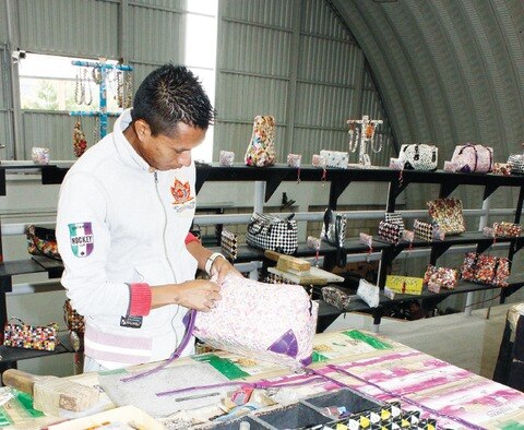 Exportan bolsas hechas por reos