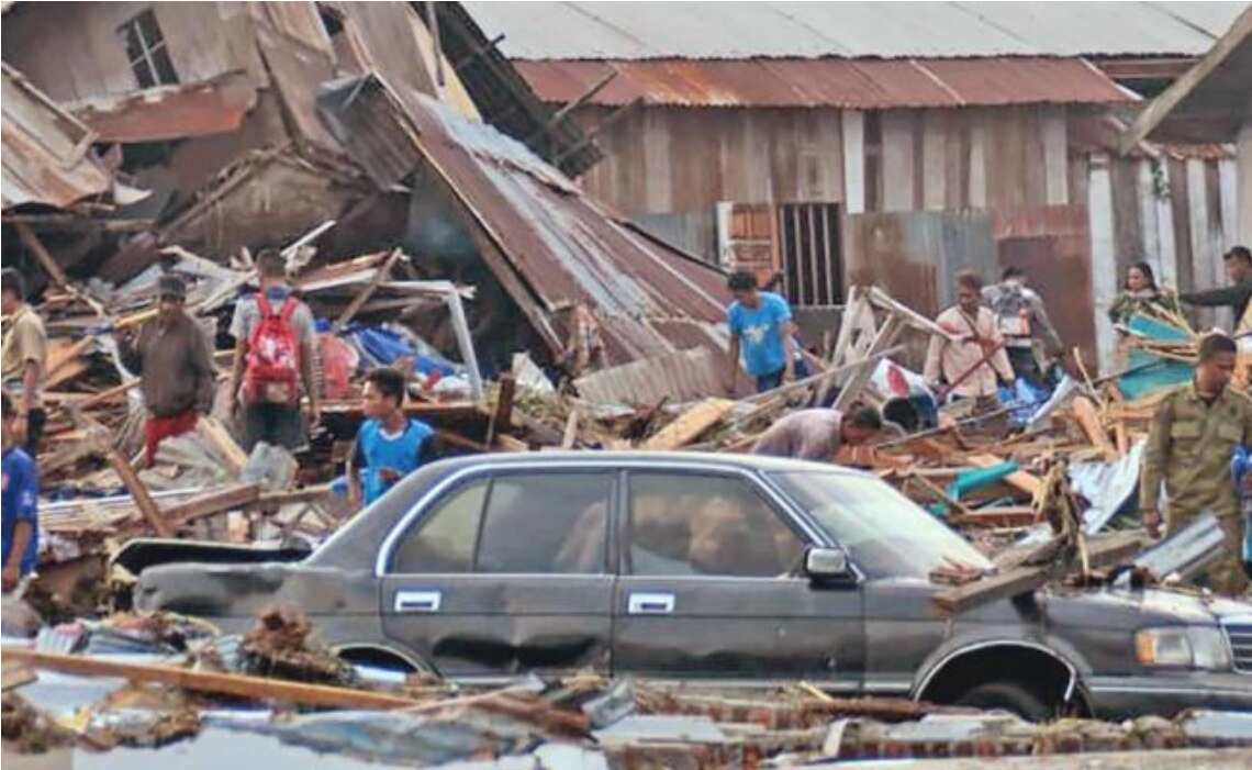 Indonesios intentaban rescatar sus pertenencias entre los escombros de sus hogares, tras el terremoto y tsunami que golpearon a Palu. MUHAMMAD RIFKI. AFP