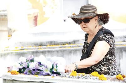 Visitan turistas el panteón