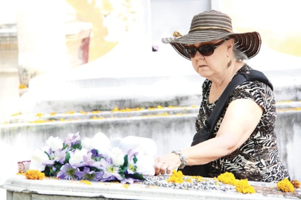 Visitan turistas el panteón