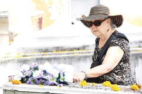 Visitan turistas el panteón