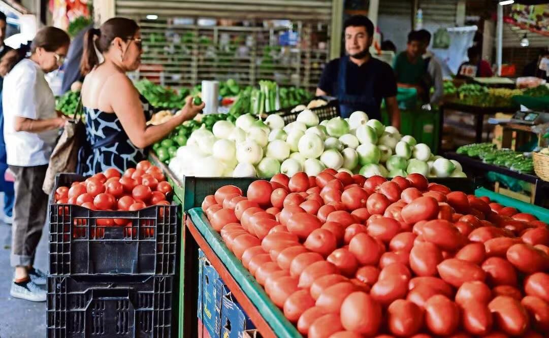 Iván Escalante destacó la disminución del precio del jitomate y otros productos que no forman parte de la canasta que no debe costar más de 910 pesos. Foto: EL UNIVERSAL