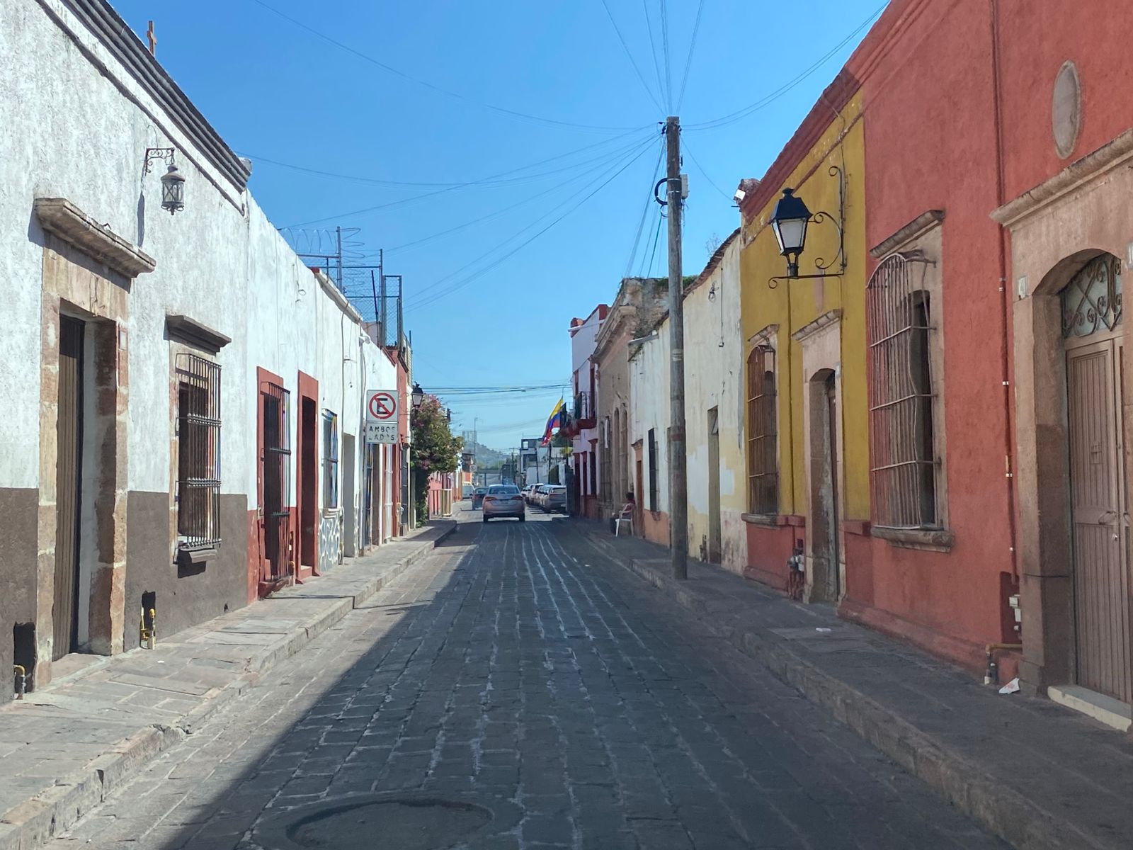 Reparan adoquines en el Centro Histórico de Querétaro previo a la Carrera Nocturna