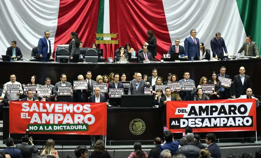 Rubén Moreira, diputado y coordinador del grupo parlamentario del PRI, junto a sus compañeros de bancada se pronuncian en contra del dictamen de reforma a la ley de amparo la cual se somete a discusión en la sesión ordinaria de la Cámara de Diputados este martes 14 de octubre de 2025. Foto: Mario Jasso/ Cuartoscuro