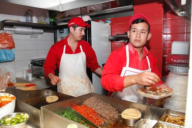 José Cándido refiere que la mayoría de los empleados en sus locales son de Luvianos, su tierra, pues reconoce que son muy trabajadores y aplicados, por lo que su esfuerzo es parte importante del crecimiento que ha tenido su negocio. (GUILLERMO GONZÁLEZ.)