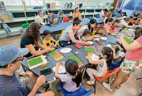 Entre libros, waffles y diversión florece la creatividad de las infancias 