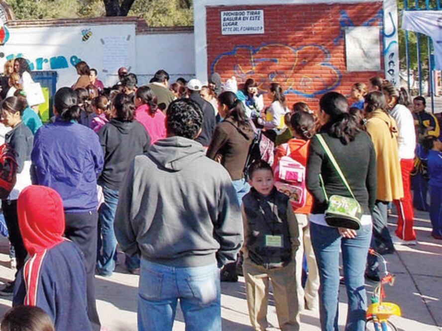 Exigen destitución de directora incumplida