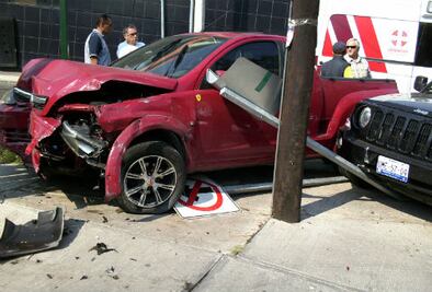 Chocan y derriban señalética 