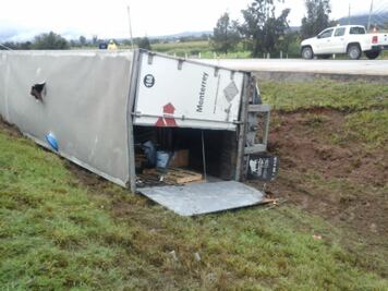 Vuelca trailer en el  Libramiento nororiente