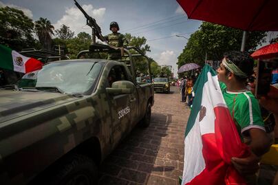 Queretanos se emocionan con desfile militar