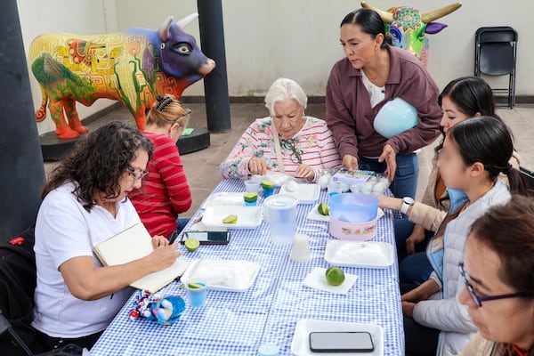 Corregidora fomenta las tradiciones mexicanas con taller de alfeñiques
