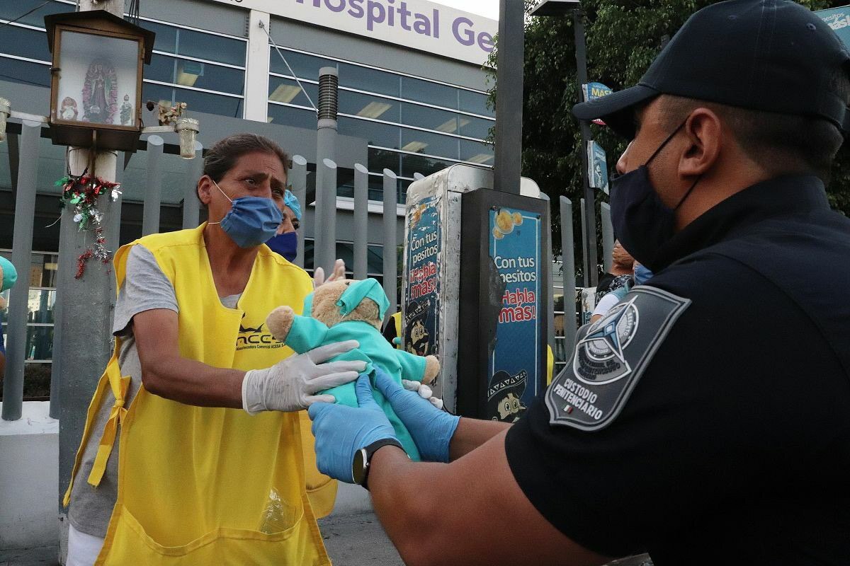 Reclusas regalan osos de peluche a personal médico
