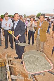Colocan primera piedra de plaza en SJR
