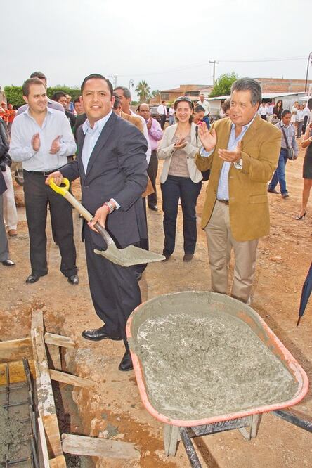 Colocan primera piedra de plaza en SJR