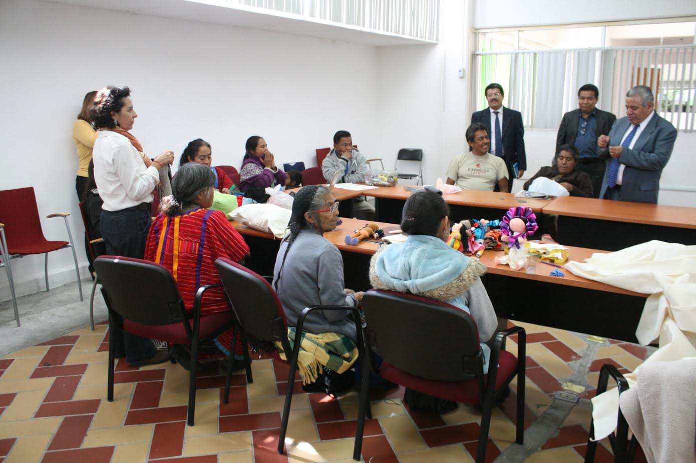 Visita el Secretario de Educación a Artesanos