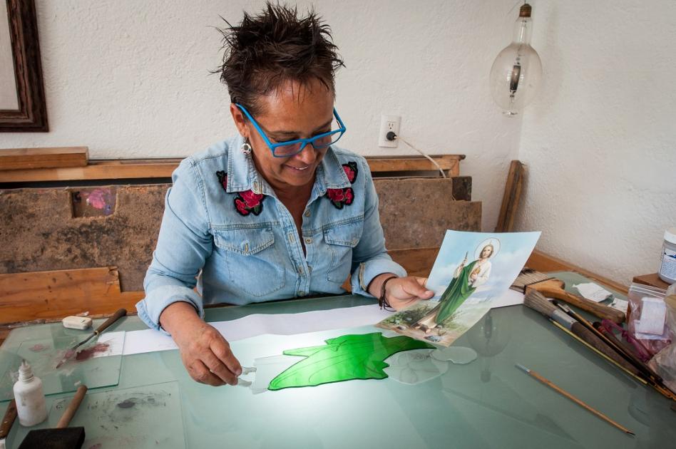 Cuando Lorena concluyó sus estudios de posgrado, supo que había escogido la profesión equivocada. Poco tiempo después, por “hobby”, empezó a trabajar creando vitrales