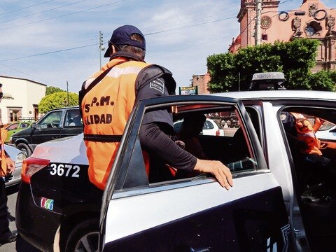 Acusan a policía por hostigar a joven