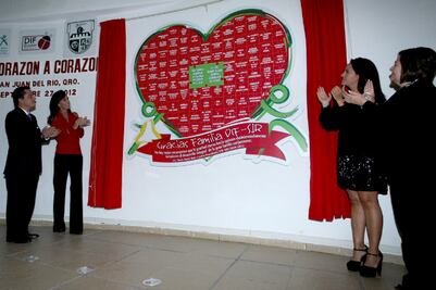 Devela Sandra Albarrán placa en DIF de San Juan del Río