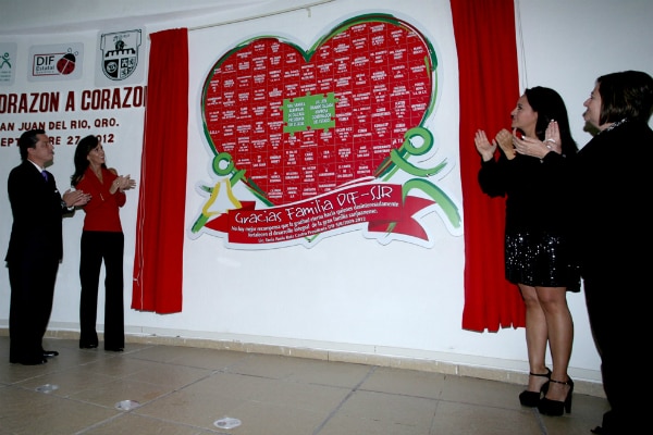 Devela Sandra Albarrán placa en DIF de San Juan del Río