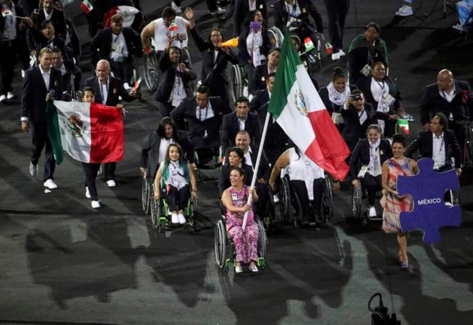 La nadadora Nely Miranda fue la encargada de liderar la delegación mexicana en el desfile de naciones (SERGIO MORAES. REUTERS)