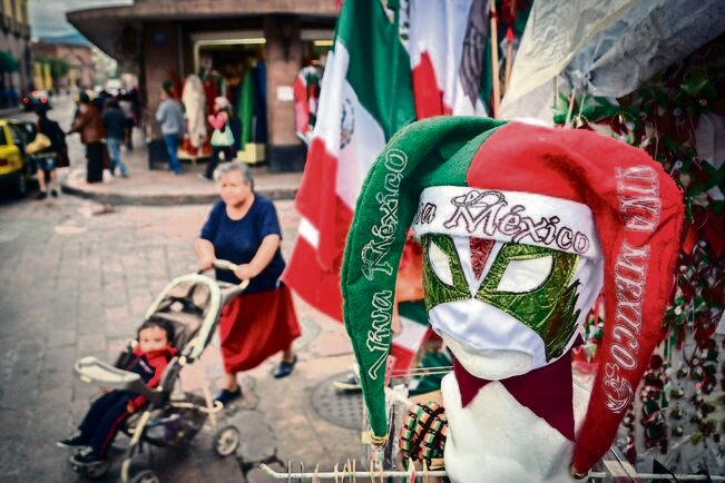 Las calles de la ciudad se han vestido de verde, blanco y rojo, y esperan la madrugada del 15 de septiembre para dar el tradicional grito (RICARDO LUGO. EL UNIVERSAL)