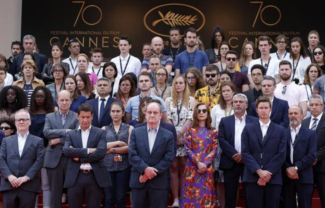 Un minuto de silencio en el Palacio del Festival (SEBASTIEN NOGIER. EFE)