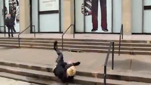 Justin Bieber, directo al suelo al maniobrar con su patineta