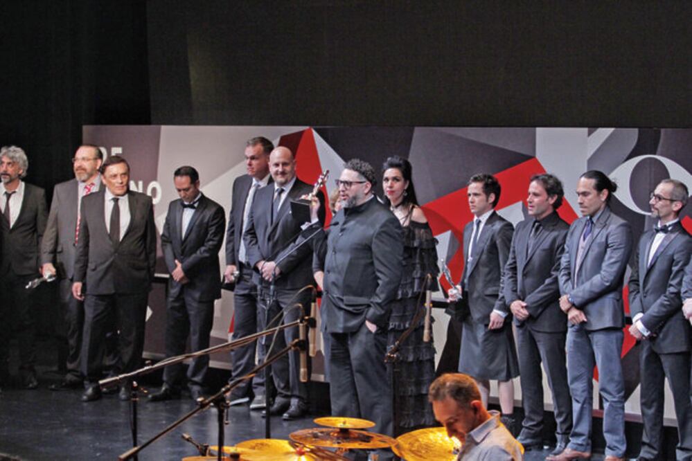 Actores y realizadores de La 4a compañía subieron anoche al escenario del Palacio de Bellas Artes para recibir el premio a Mejor Película. (FOTOS: AGUSTÍN SALINAS Y CARLOS MEJÍA. EL UNIVERSAL)