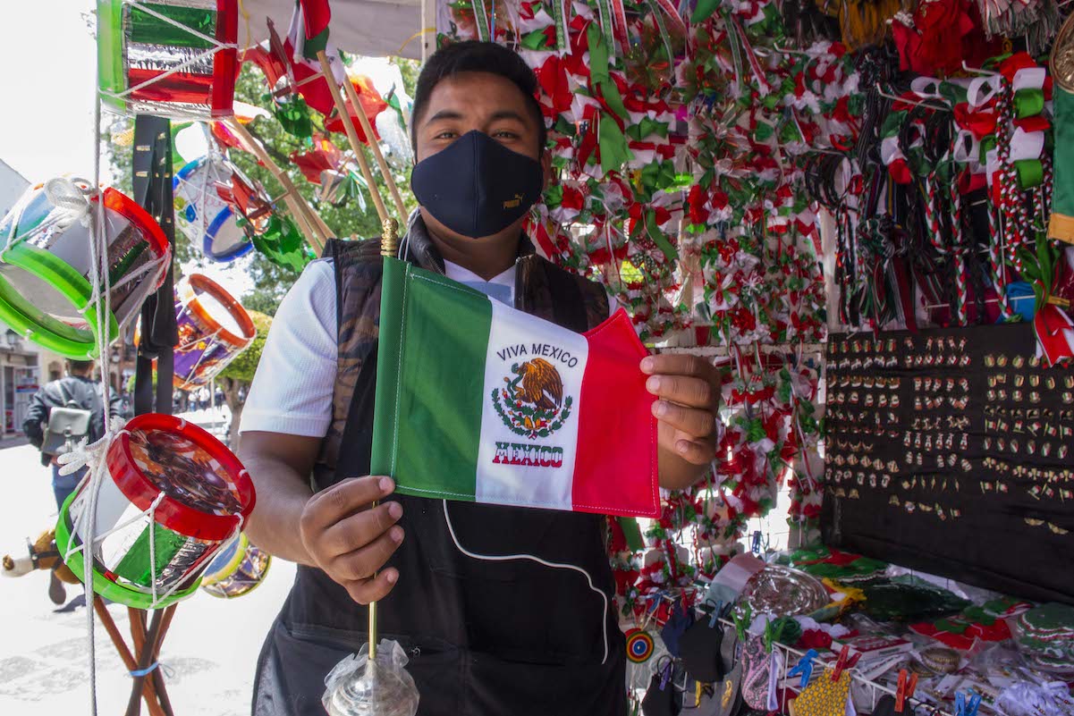 Como hace 20 años, llega desde Toluca para vender artículos patrios en Querétaro