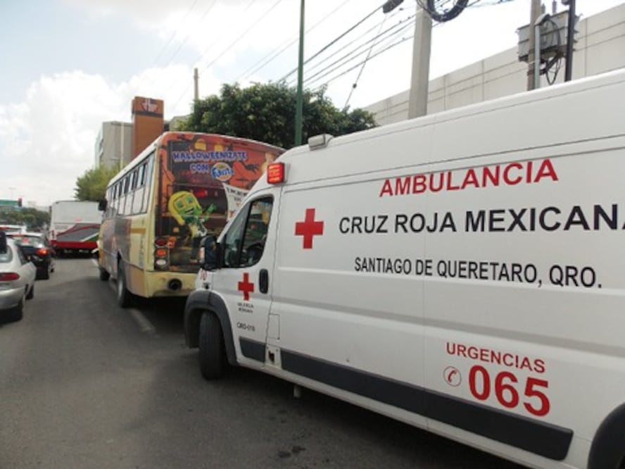 Volcadura y choque dejan 5 lesionados