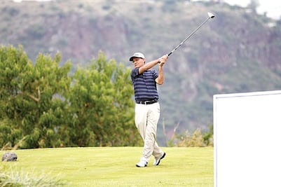 En día “aguado”, 12 golfistas pasan corte 