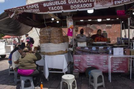 Ya están listas las enchiladas queretanas, los guajolotes y los buñuelos en La Cruz 
