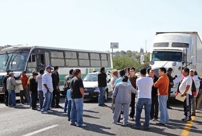 Bloquean carretera por caja popular