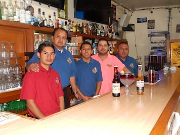 La roca hace honor a los Gallos Blancos