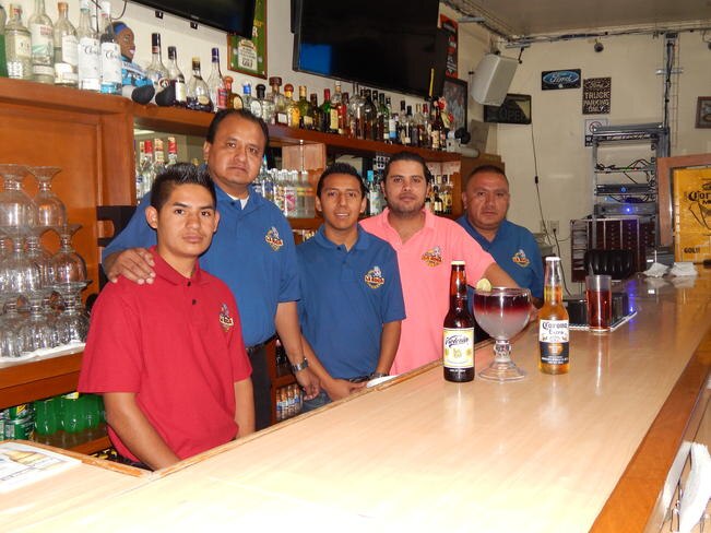 La roca hace honor a los Gallos Blancos