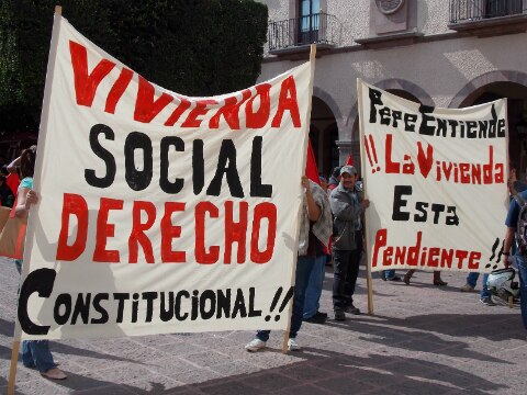 Exigen vivienda para familias