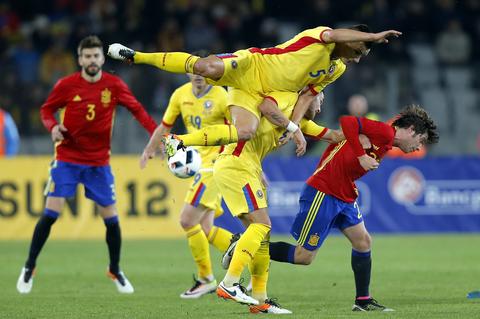 España, sin convencer rumbo a la Eurocopa