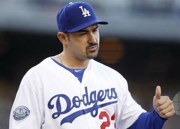 Adrián González debuta con jonrón