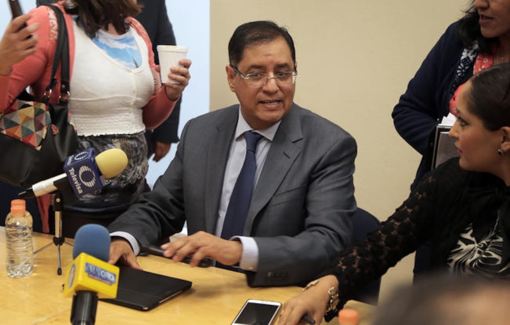 Firman acuerdos para pagos. Los adeudos por el servicio de agua se cubren con obras de desazolve en drenajes y alcantarillado, que son tareas de la CEA (GONZALO IBAÑEZ. ELUNIVERSAL)