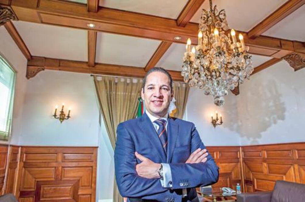 Anuncia que gobierno ajustará burocracia