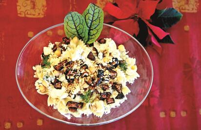 Pareja dona cena de Navidad a personas en situación de calle