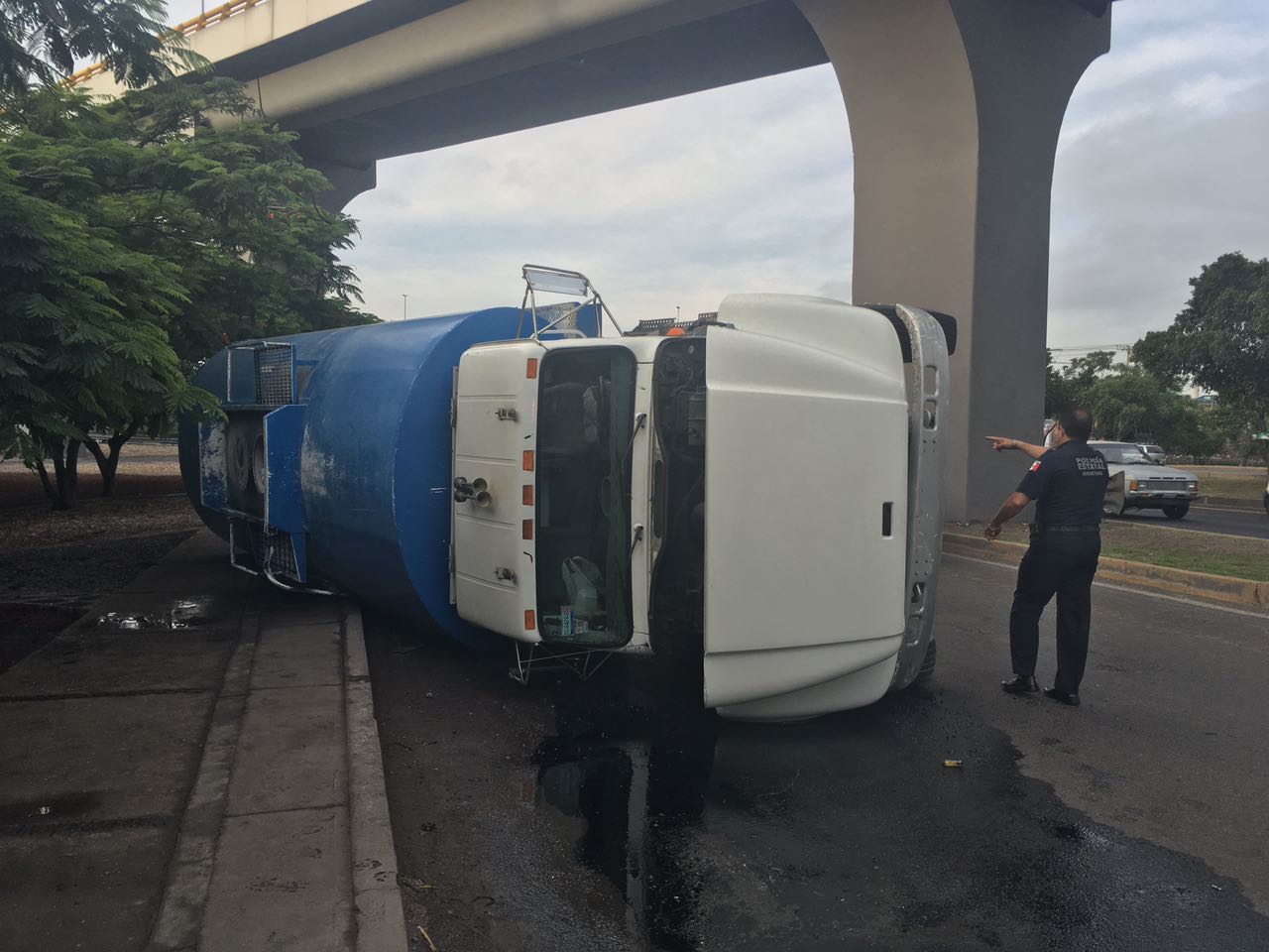 Vuelca pipa en la Av. 5 de Febrero