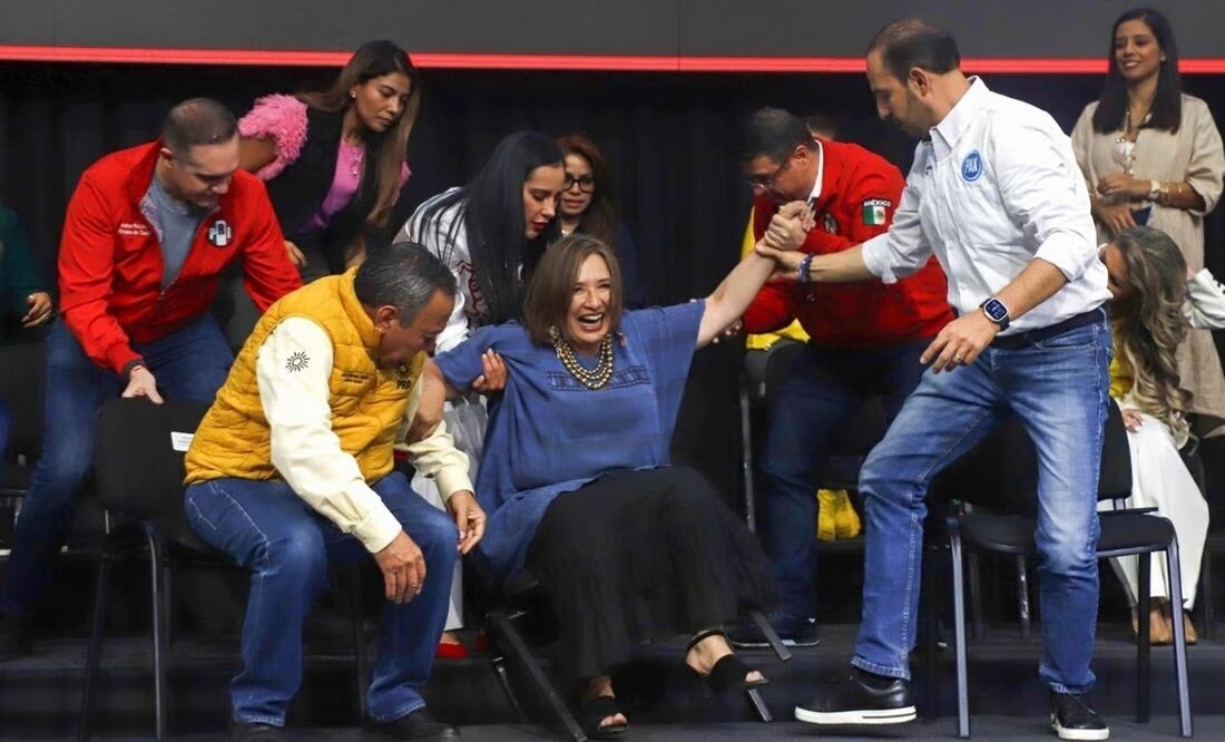 Xóchitl sufre resbalón en evento; "esa silla quedó chica, vamos por la grande", dice