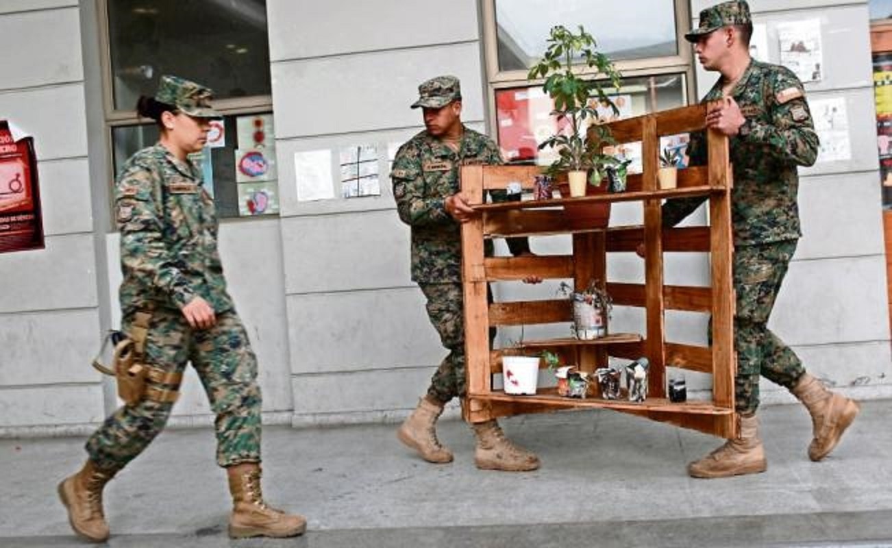 Soldados chilenos alistaron ayer los espacios que se usarán como centros de votación en la segunda vuelta de las elecciones presidenciales, en las que se enfrentan el oficialista Alejandro Guillier y el ex mandatario Sebastián Piñera. (PABLO SANHUEZA. RE)