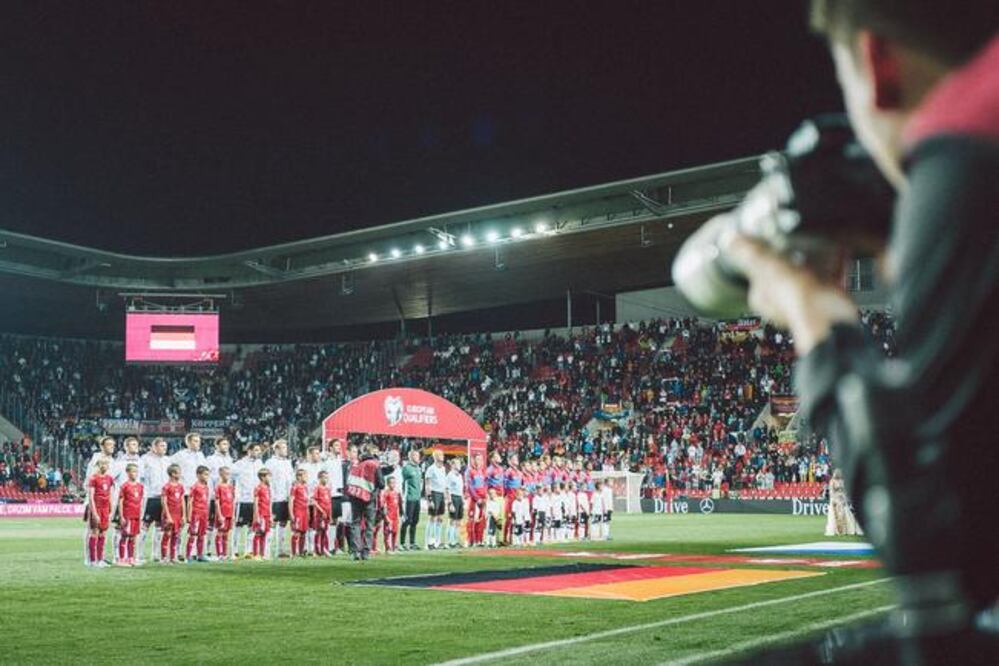 Cánticos nazis se escucharon en el duelo entre República Checa y Alemania, con sede en Praga (TWITTER)