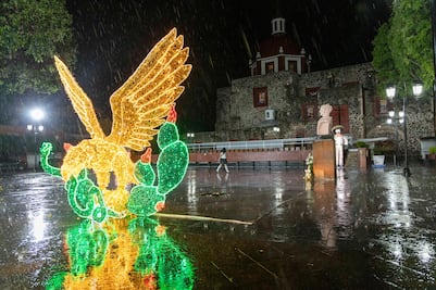 Colocan más de 100 adornos y 700 series de luces en Corregidora por las fiestas patrias
