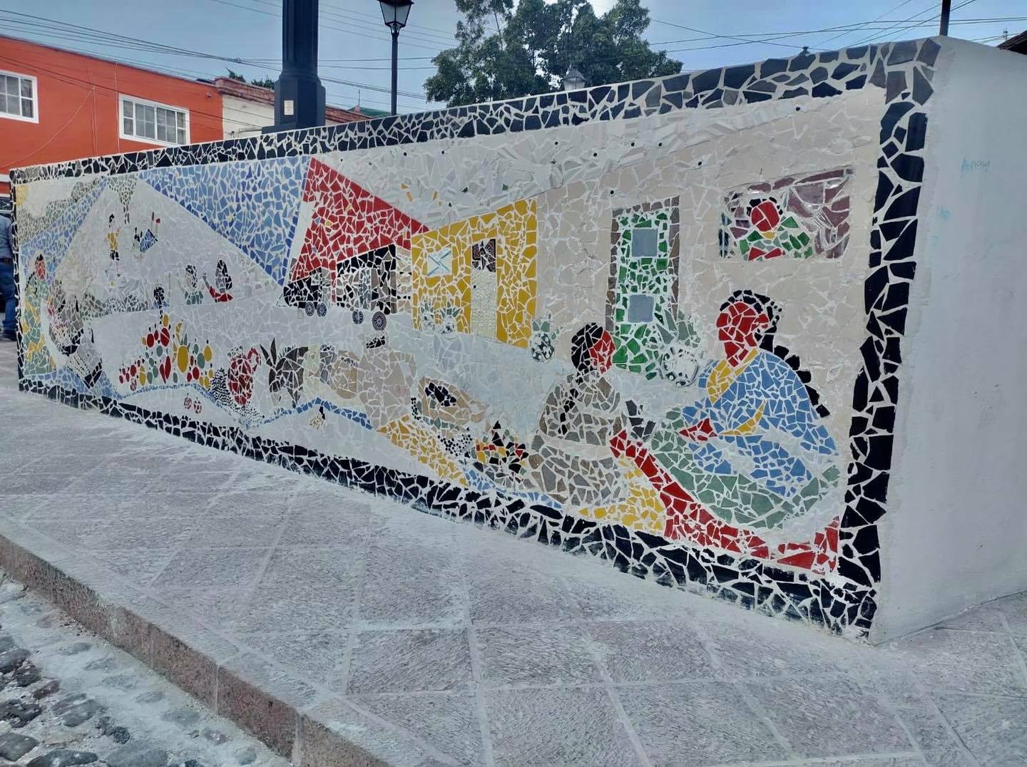 Video. Con pedacitos de azulejo, arman mural sobre la historia del tianguis de El Tepe