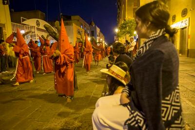 Procesión, la silenciosa marcha de dolor y fervor religioso